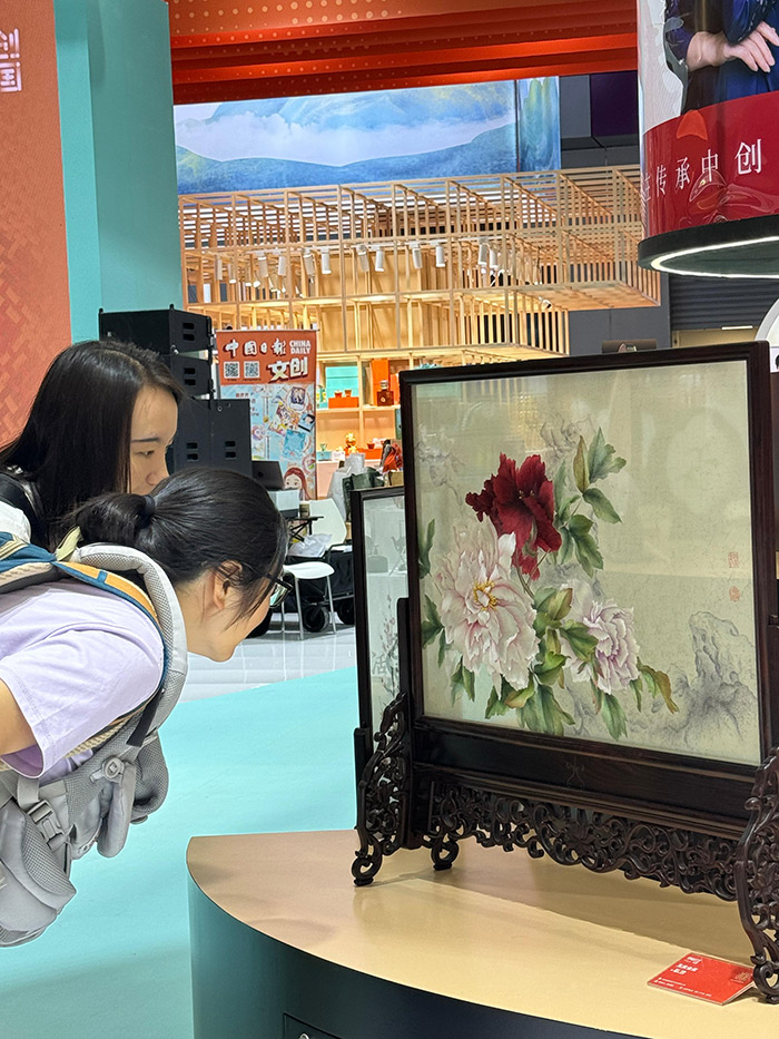 “文創(chuàng)中國”專題展區(qū)。參展觀眾供圖