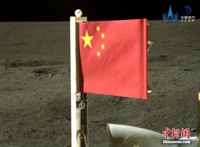 6月4日，中國國家航天局公布了嫦娥六號(hào)探測器在月球背面的五星紅旗展示影像。鮮艷的五星紅旗再次閃耀月球，這也是中國首次在月球背面獨(dú)立動(dòng)態(tài)展示國旗。<a target='_blank' href='/'><p  align=