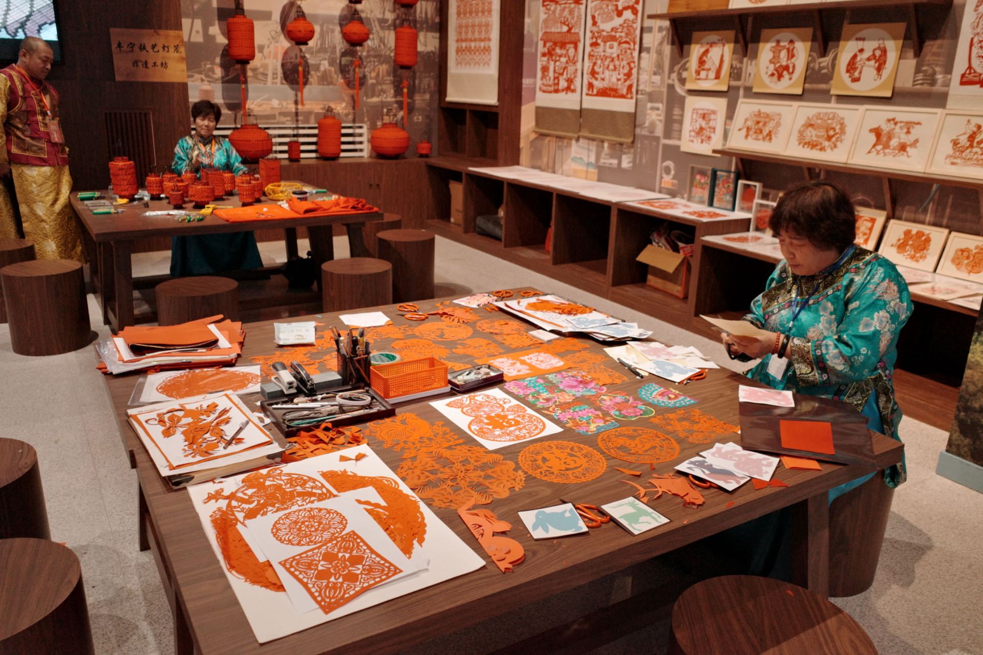 “氣象萬(wàn)千——中國(guó)非遺保護(hù)實(shí)踐主題展”上，非遺傳承人現(xiàn)場(chǎng)展示。人民網(wǎng)記者 劉微攝