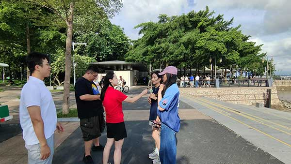 人民網(wǎng)記者采訪紅樹(shù)林公園游客。人民網(wǎng)記者 李彤?dāng)z