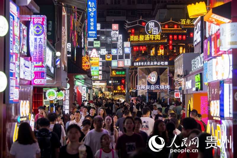 6月21日，貴陽(yáng)，青云市集內(nèi)游人如織。人民網(wǎng)記者 翁奇羽攝