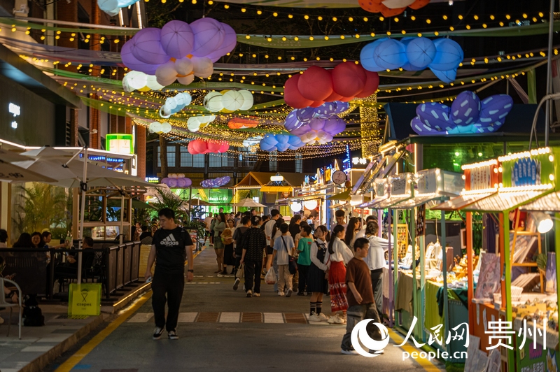 6月21日，貴陽(yáng)新印廠霓虹閃爍，映照城市夜生活。人民網(wǎng) 陽(yáng)茜攝