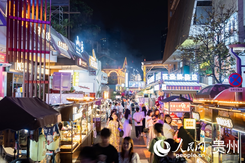 6月21日，夜幕下人頭攢動(dòng)的貴陽(yáng)市太平路街區(qū)。人民網(wǎng)記者 涂敏攝
