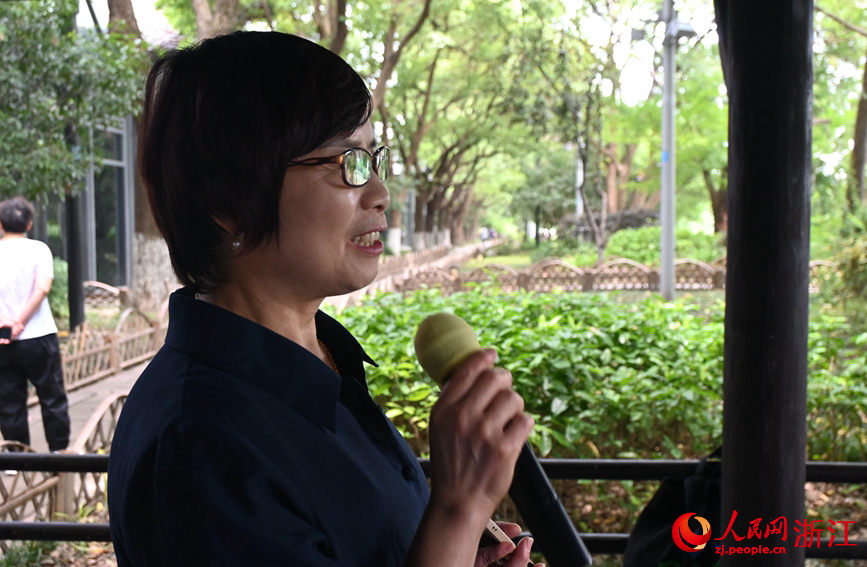 面向運(yùn)河，任國(guó)萍放聲歌唱。人民網(wǎng)記者 張麗瑋