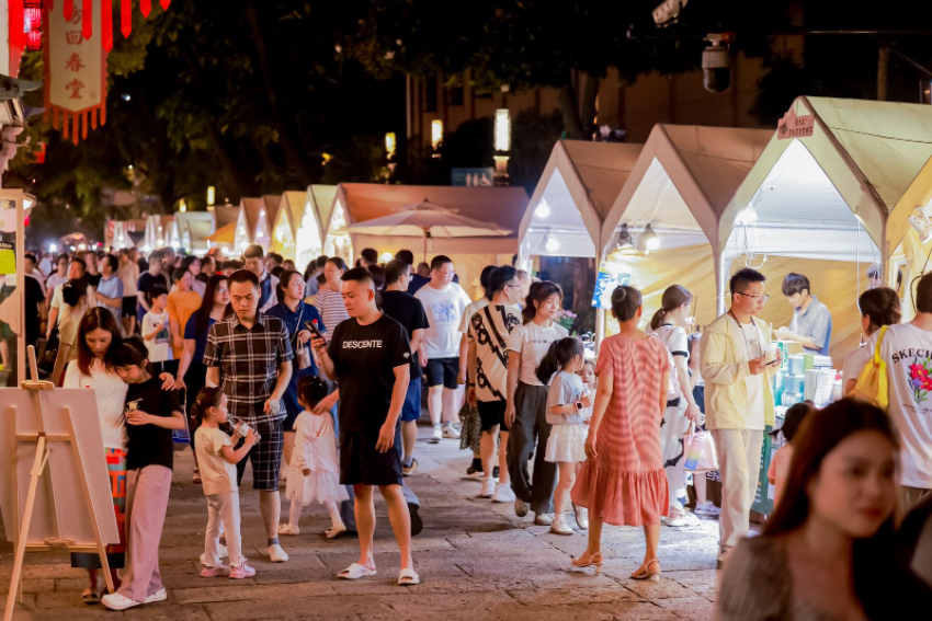 本屆中國(guó)大運(yùn)河廟會(huì)吸引不少市民游客前來(lái)參觀游玩。拱墅區(qū)委宣傳部供圖