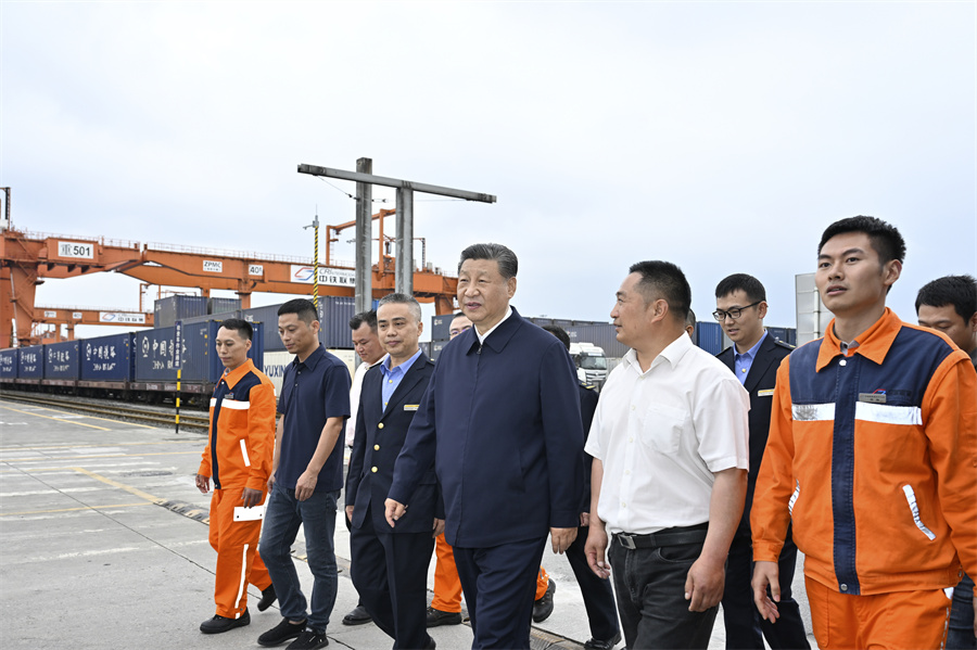 2024年4月22日至24日，中共中央總書記、國家主席、中央軍委主席習(xí)近平在重慶考察。這是22日下午，習(xí)近平在重慶國際物流樞紐園區(qū)重慶鐵路集裝箱中心站，同貨車司機(jī)、列車司機(jī)、裝卸工人、場站管理人員等親切交流。新華社記者 岳月偉 攝