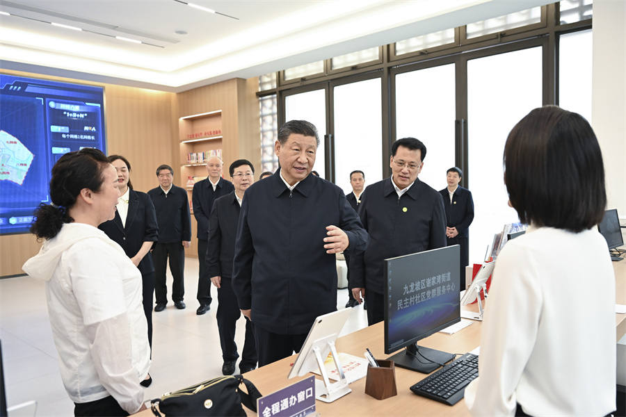 2024年4月22日至24日，中共中央總書記、國家主席、中央軍委主席習(xí)近平在重慶考察。這是22日下午，習(xí)近平在九龍坡區(qū)謝家灣街道民主村社區(qū)考察。新華社記者 謝環(huán)馳 攝