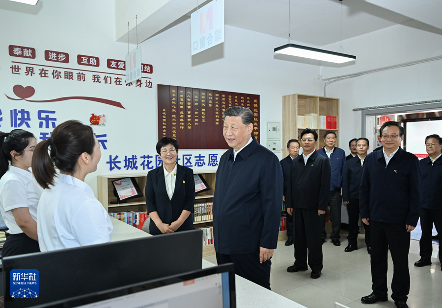 2024年6月19日下午，習近平在寧夏銀川市金鳳區(qū)長城花園社區(qū)黨群服務中心便民服務廳了解社區(qū)開展便民惠民服務等情況。新華社記者 謝環(huán)馳 攝