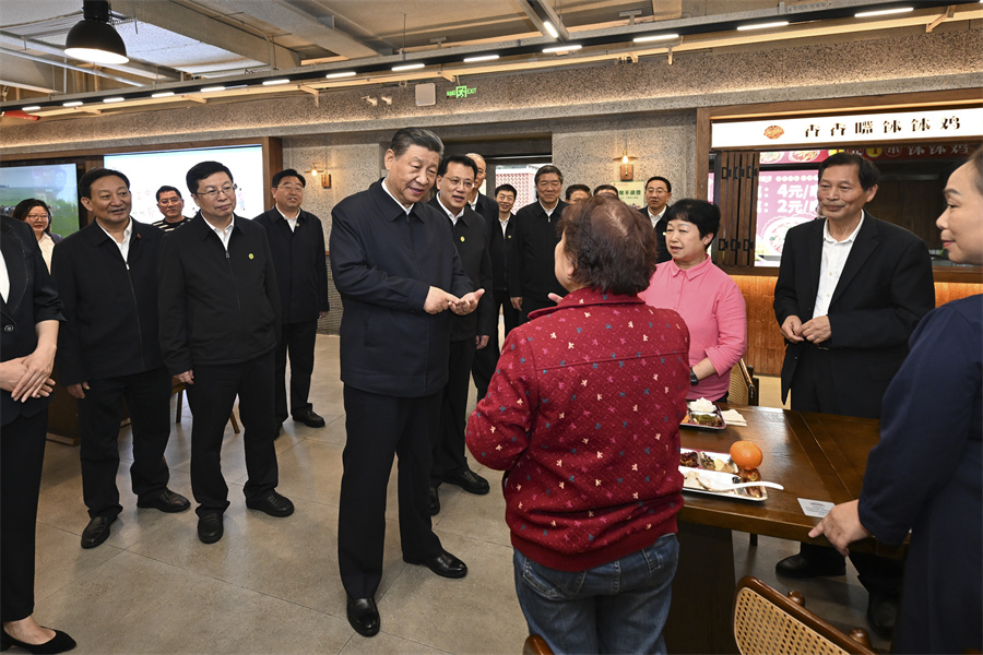 2024年4月22日下午，習近平在九龍坡區(qū)謝家灣街道民主村社區(qū)考察時，同正在社區(qū)食堂就餐的群眾親切交流。新華社記者 謝環(huán)馳 攝