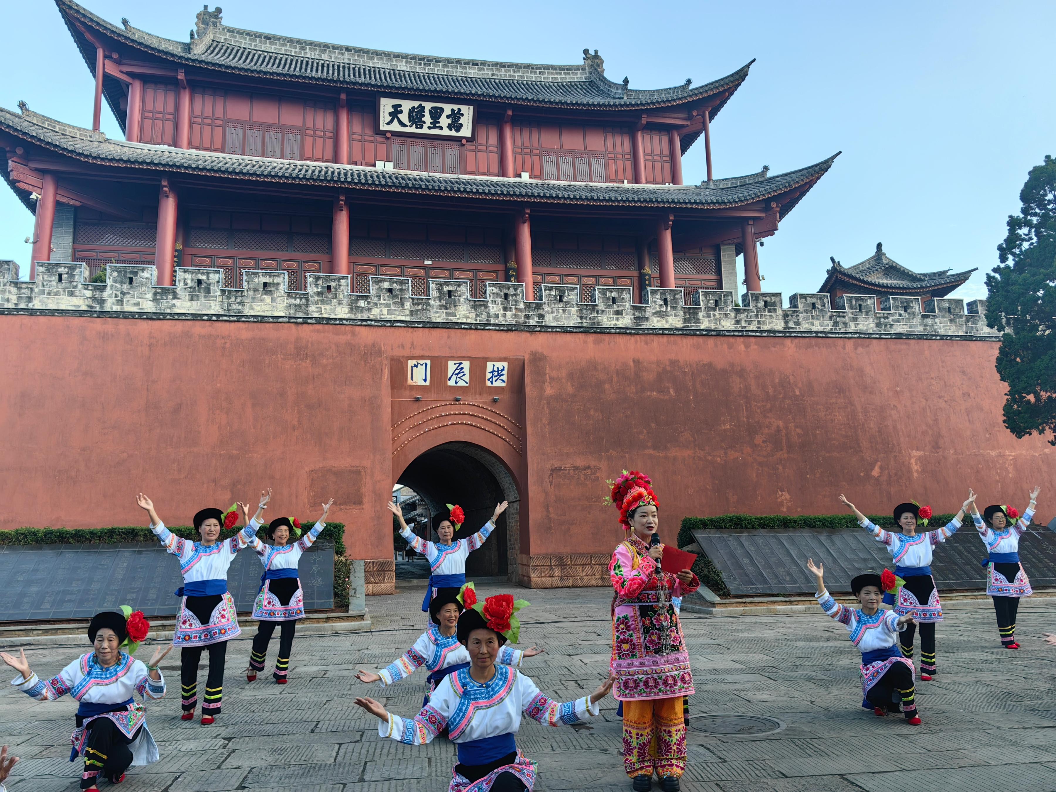 云南大理巍山舉辦普法宣傳活動(dòng)。人民網(wǎng)記者 孝金波攝