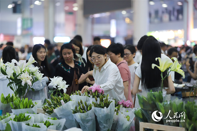 游客在昆明斗南花卉市場(chǎng)選購(gòu)鮮花。人民網(wǎng)記者 李發(fā)興攝