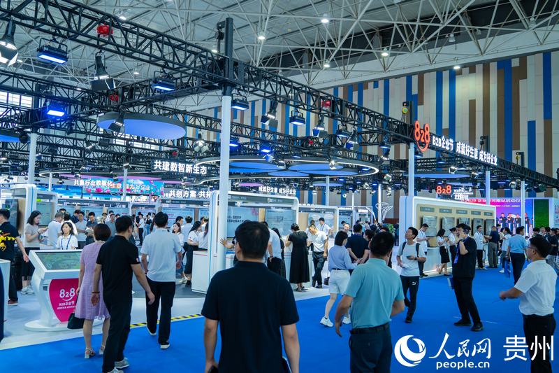 2、2024數(shù)博會共吸引400余家展商參展。人民網 陽茜攝.jpg