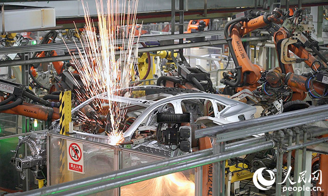 長(zhǎng)安汽車兩江工廠，機(jī)械臂正在工作。人民網(wǎng)記者 劉祎攝