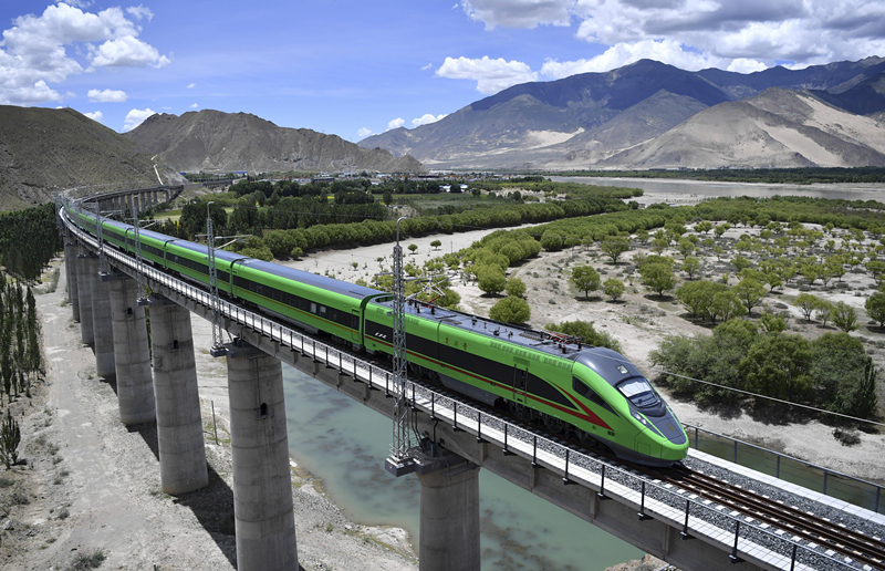 2022年6月22日，復興號列車行駛在西藏山南境內。