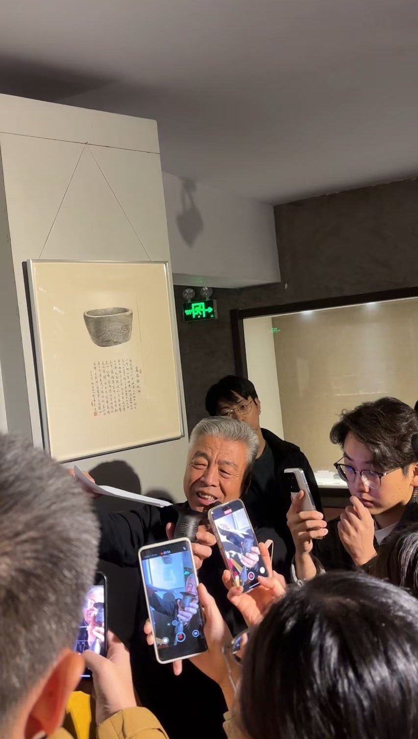 黑陶邢文化博物館館長(zhǎng)邢葆東展示兩張相疊的A4紙，向記者解釋此為杯口的厚度。