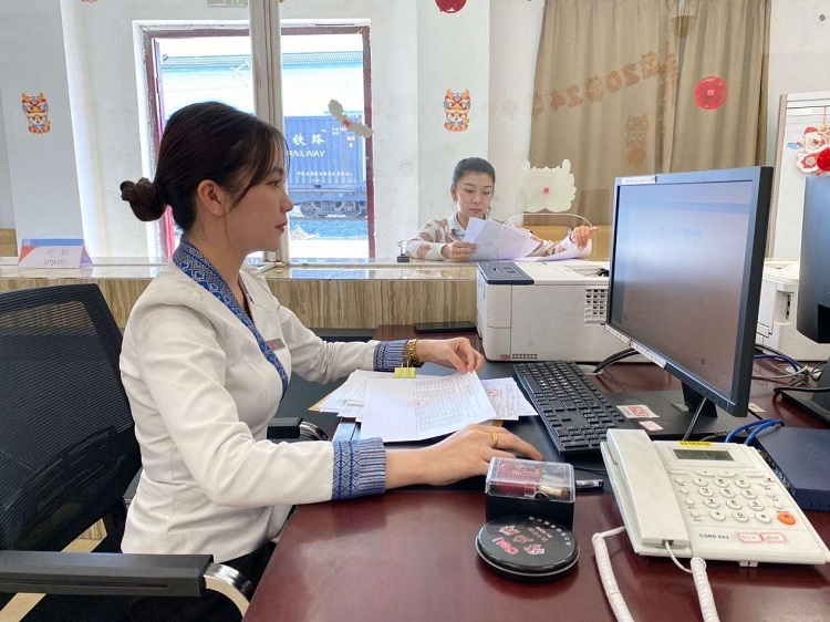 春節(jié)期間，中老鐵路員工堅(jiān)守崗位，保障鐵路運(yùn)行安全、暢通。李加勇攝