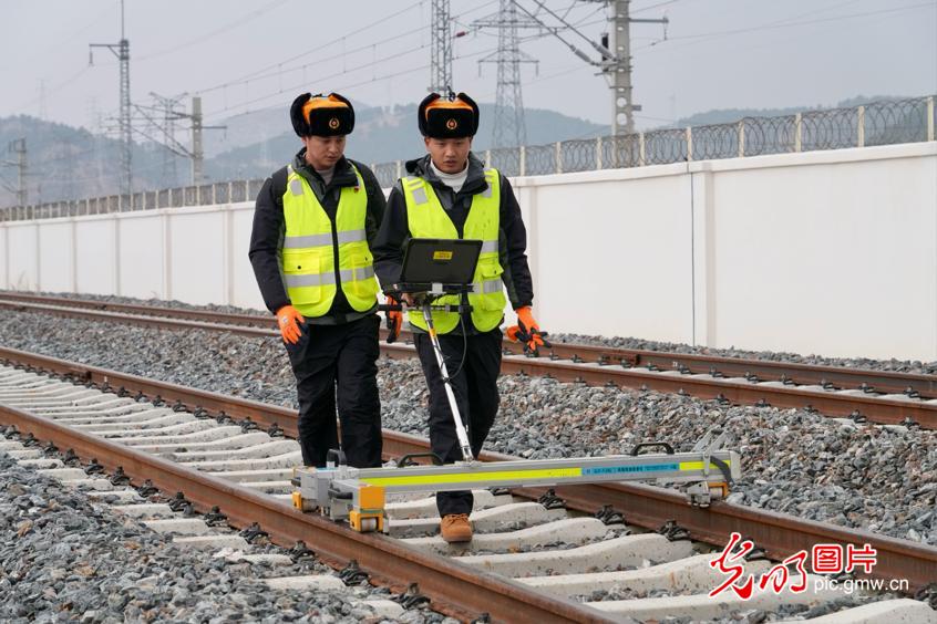 【發(fā)現最美鐵路】云端上的“毫米級”守護者——麗香鐵路養(yǎng)護工