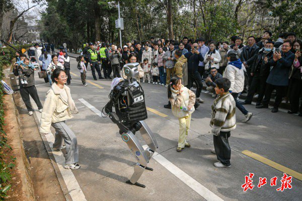 “智警小珞”人形機器人和小朋友們斗舞。長江日報記者史偉 攝