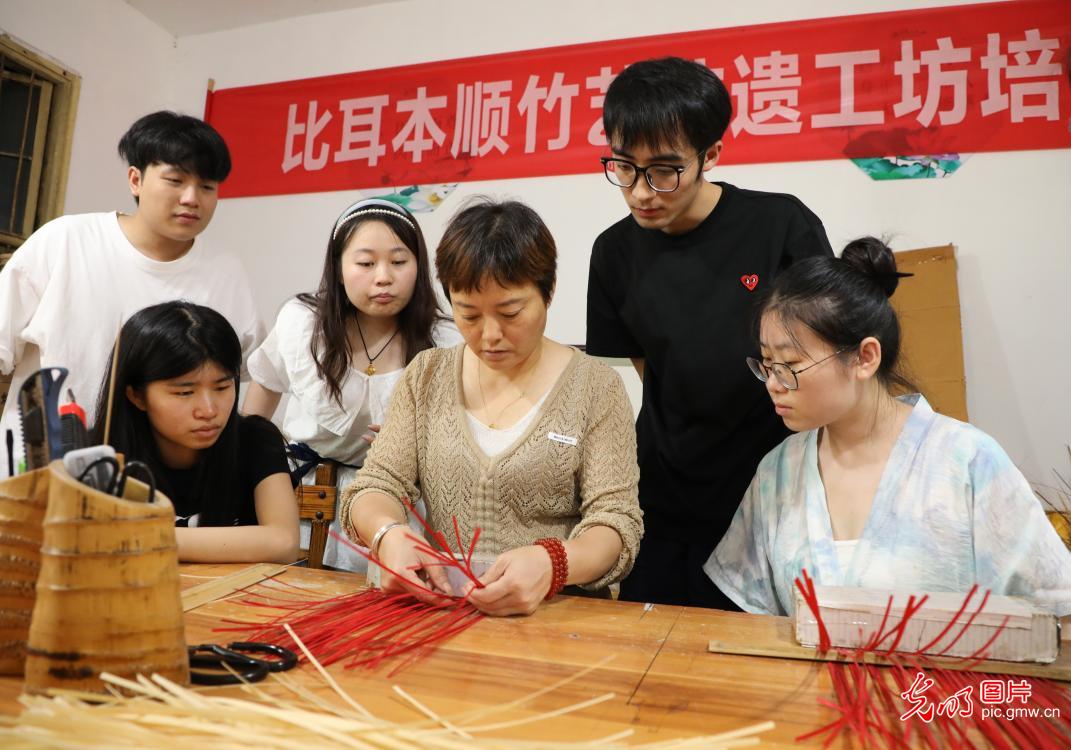 直播助農(nóng)、健康義診、扮靚街巷……青年學(xué)子暑期返鄉(xiāng)服務(wù)桑梓
