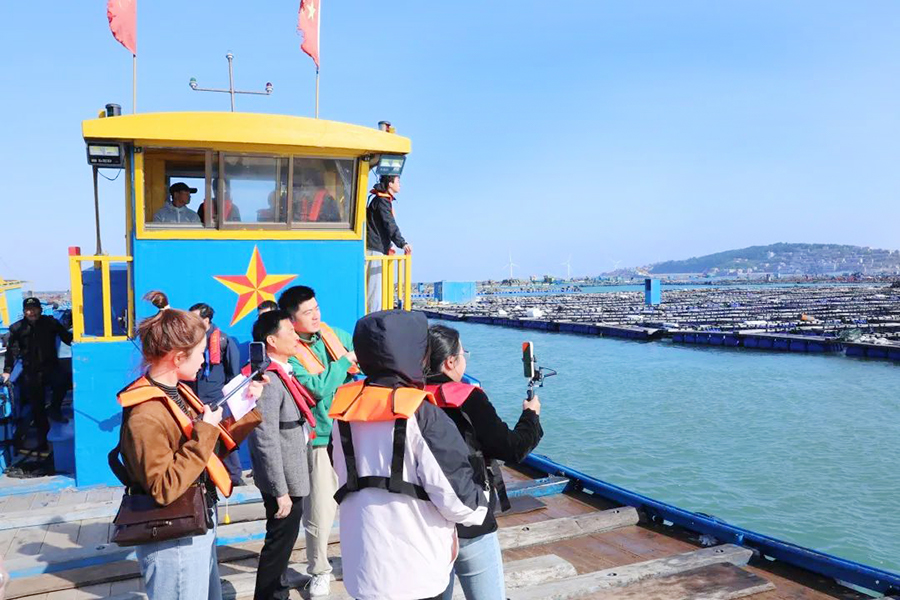 2023年11月，“福農(nóng)優(yōu)品·我在家鄉(xiāng)等你來(lái)”文旅鄉(xiāng)村網(wǎng)絡(luò)直播活動(dòng)走進(jìn)平潭綜合實(shí)驗(yàn)區(qū)，主播團(tuán)乘船出海前往砂美村鮑魚(yú)漁排，體驗(yàn)鮑魚(yú)喂養(yǎng)，了解當(dāng)?shù)氐孽U魚(yú)養(yǎng)殖技術(shù)。海峽網(wǎng)供圖
