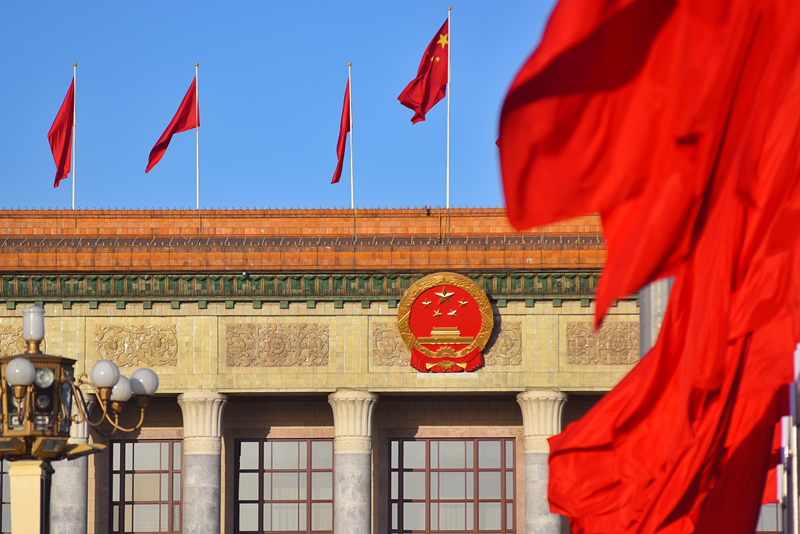 2024年3月8日，北京上空現(xiàn)“兩會(huì)藍(lán)”，人民大會(huì)堂前紅旗飄揚(yáng)。