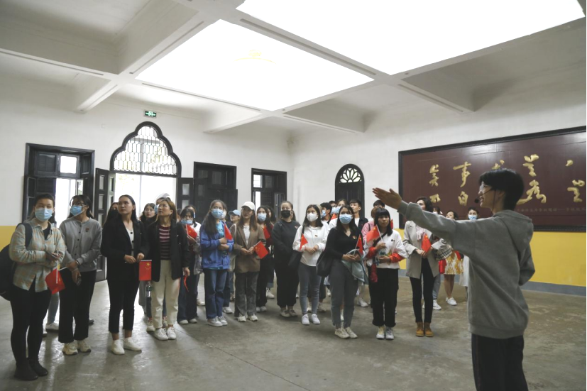 2021年5月20日，在喜迎中國共產(chǎn)黨建黨100周年之際，我校開展了少數(shù)民族學(xué)生“學(xué)黨史、感恩黨、跟黨走”紅色研學(xué)活動。