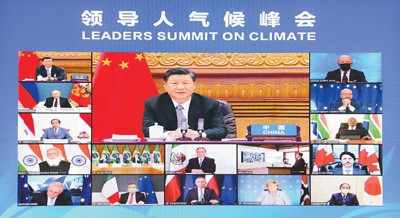 2021年4月22日晚，應(yīng)美國總統(tǒng)拜登邀請，國家主席習(xí)近平在北京以視頻方式出席領(lǐng)導(dǎo)人氣候峰會，并發(fā)表題為《共同構(gòu)建人與自然生命共同體》的重要講話。新華社記者 李 響攝