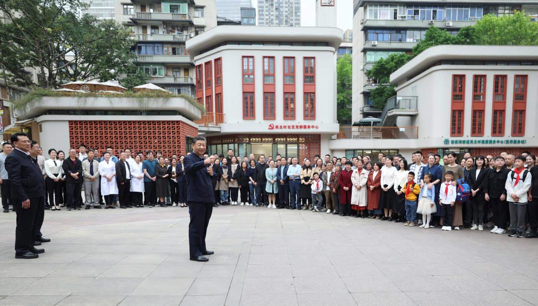 △2024年4月22日，習(xí)近平總書記來到重慶九龍坡區(qū)謝家灣街道民主村社區(qū)考察。