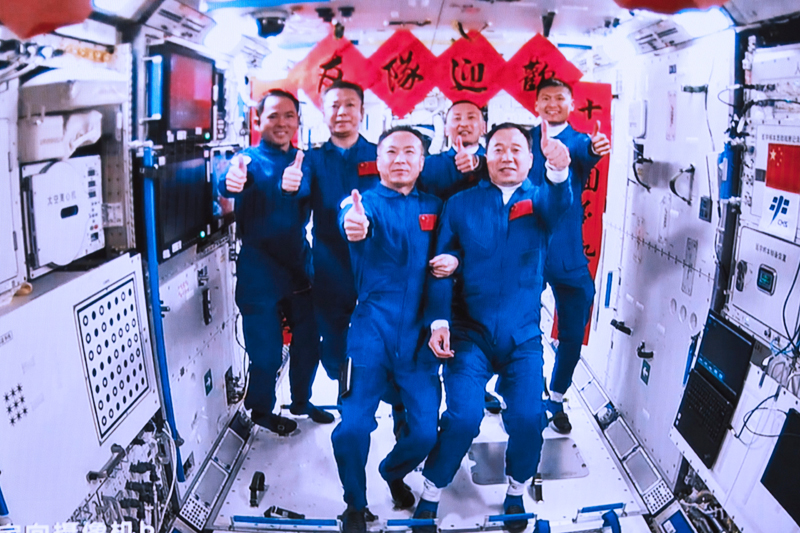 2023年5月30日，在北京航天飛行控制中心拍攝的神舟十五號航天員乘組與神舟十六號航天員乘組拍下“全家福”的畫面。