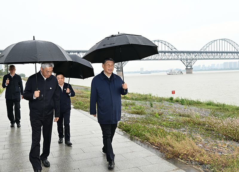 2023年10月10日至13日，中共中央總書記、國家主席、中央軍委主席習(xí)近平在江西考察。這是10日下午，習(xí)近平在長江國家文化公園九江城區(qū)段考察時(shí)，冒雨沿江堤步行察看沿岸風(fēng)貌。新華社記者 謝環(huán)馳 攝