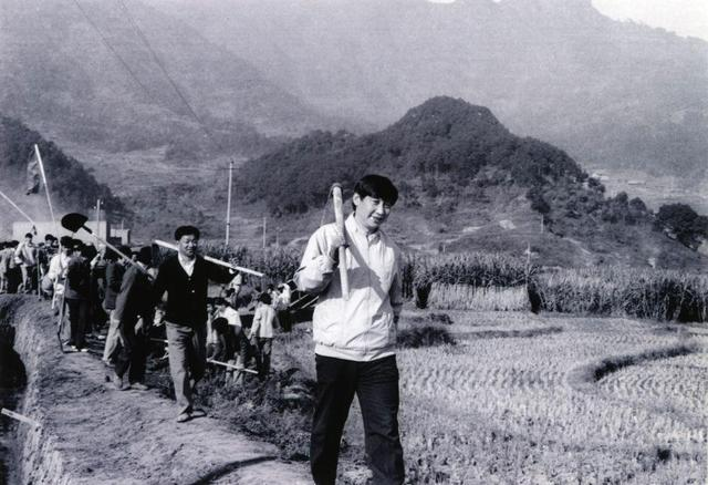 1989年12月2日，時任中共寧德地委書記的習(xí)近平帶領(lǐng)地直機關(guān)千余名干部到寧德縣南漈水利工地參加清溝排障修整水渠勞動。新華社發(fā)