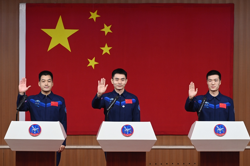 2024年月24日，神舟十八號(hào)載人飛行任務(wù)航天員葉光富（中）、李聰（右）、李廣蘇在酒泉衛(wèi)星發(fā)射中心問(wèn)天閣與媒體記者集體見(jiàn)面。