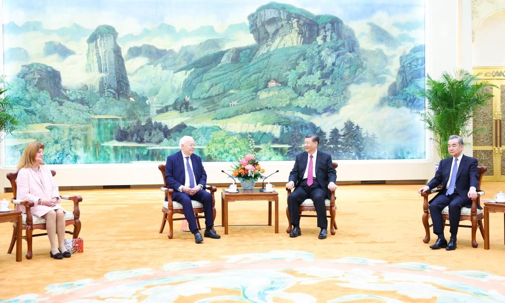2024年4月8日，國(guó)家主席習(xí)近平在北京人民大會(huì)堂會(huì)見法國(guó)梅里?；饡?huì)主席梅里埃夫婦。新華社記者 黃敬文 攝