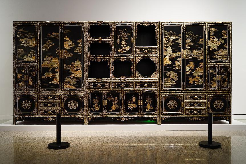2023年7月9日，北京，中國工藝美術館·中國非物質(zhì)文化遺產(chǎn)館，“山西特色專業(yè)鎮(zhèn)平遙非遺雙寶中華行”展覽展出的推光漆器作品。