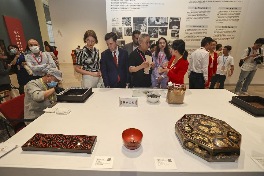 2023年5月28日，北京，推光漆器匠人為駐華使節(jié)展示技藝。