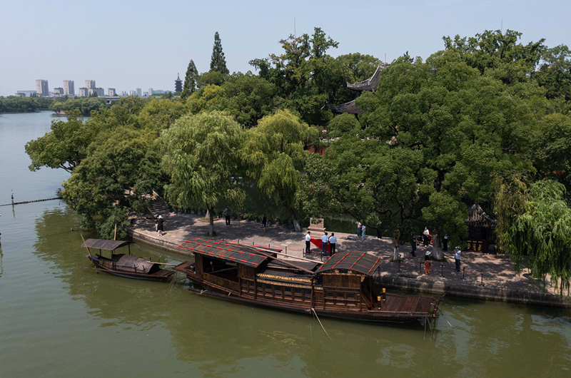 2022年7月27日，南湖紅船停靠在浙江省嘉興市南湖旅游區(qū)的湖心島旁。