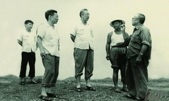 1978年8月，習(xí)仲勛（左三）在廣東惠陽(yáng)農(nóng)村調(diào)研。在清華大學(xué)讀書(shū)的習(xí)近平（左一）利用暑假時(shí)間參加社會(huì)實(shí)踐，隨同父親一起下鄉(xiāng)。