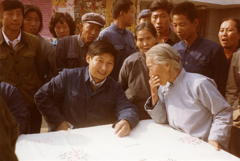 1983年，時(shí)任河北正定縣委書(shū)記的習(xí)近平（前排居中），臨時(shí)在大街上擺桌子聽(tīng)取老百姓意見(jiàn)。