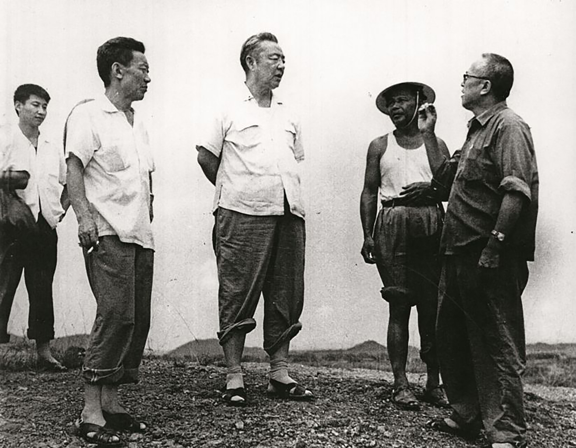 1978年8月5日，習(xí)仲勛（中）在廣東惠陽地區(qū)調(diào)研。左二為廣東省委農(nóng)村工作部副部長杜瑞芝，右一為惠陽地委書記李富林。 左一為當(dāng)時(shí)正在清華大學(xué)暑期的習(xí)近平。