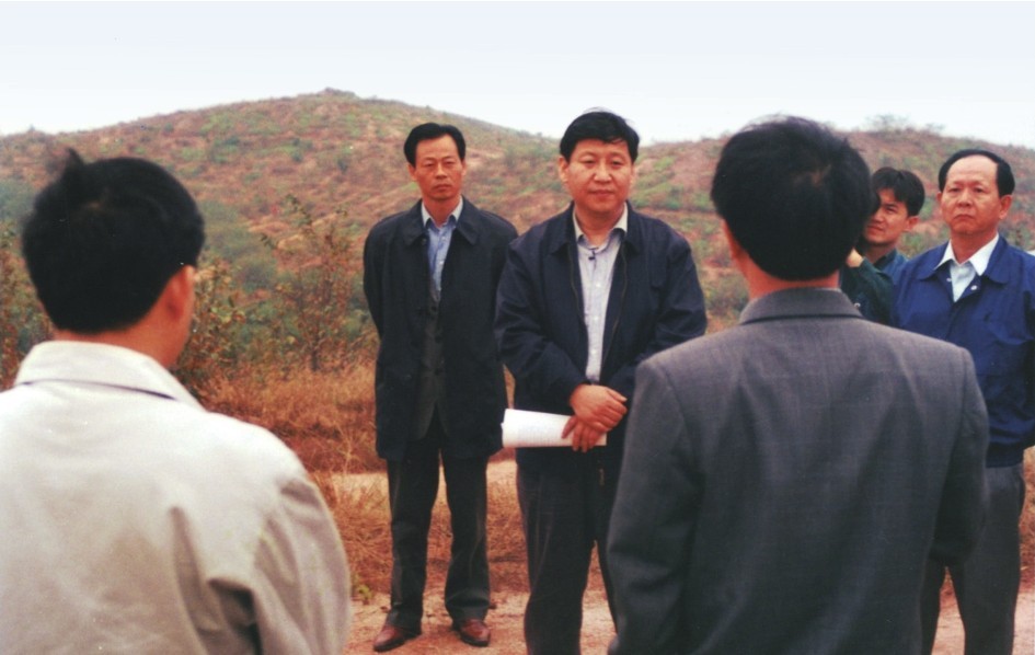 1999年11月，習(xí)近平在龍巖市長汀縣河田水土流失治理區(qū)調(diào)研。圖源：《習(xí)近平在福建（下）》