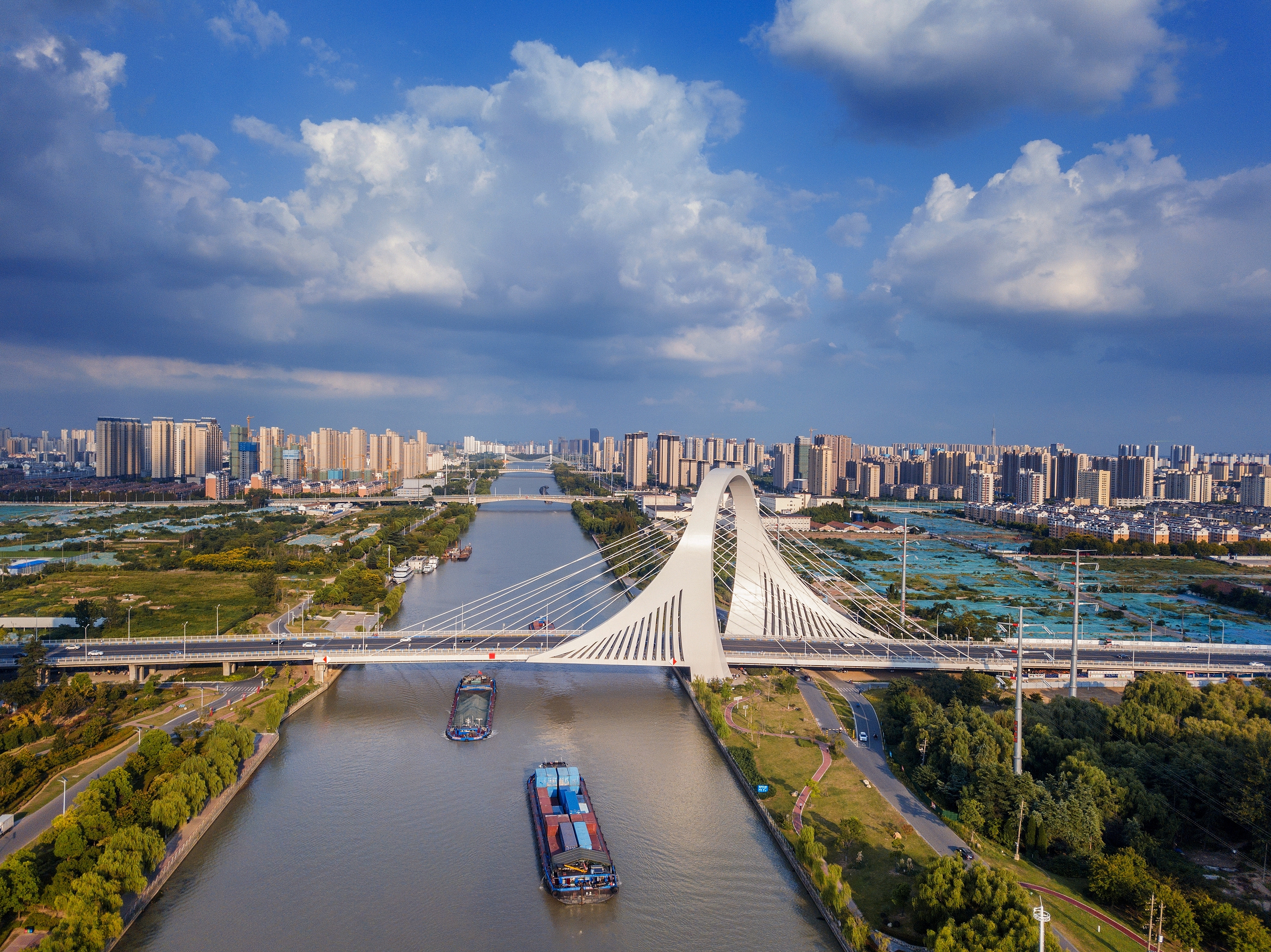 2022年9月12日，幾艘船舶行駛在江蘇淮安運(yùn)河大橋附近。