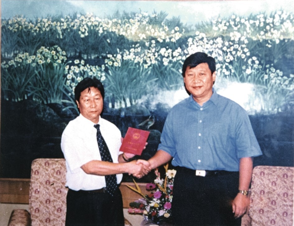2000年7月，習(xí)近平為福建農(nóng)林大學(xué)教授林占熺頒發(fā)福建省政府“一等功”榮譽(yù)證書。圖源：《習(xí)近平在福建》（下）