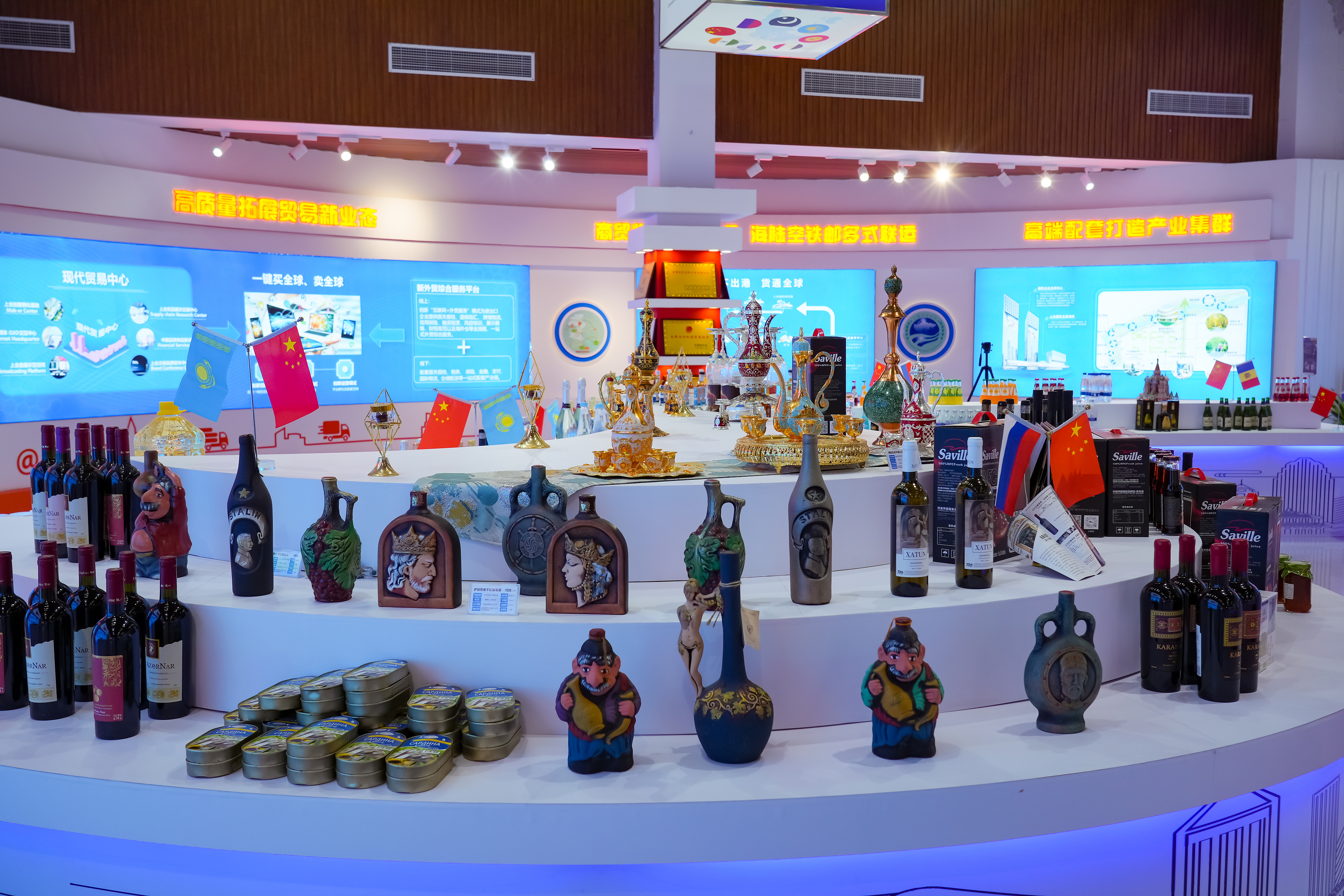 2022年10月19日，青島，上合示范區(qū)展出的上合國(guó)家特色商品。