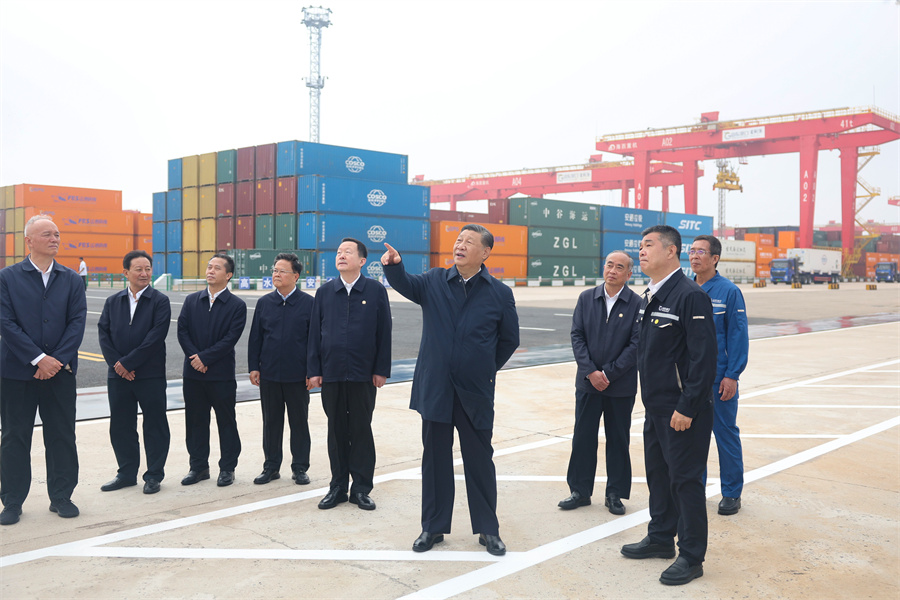 2024年5月22日至24日，中共中央總書記、國(guó)家主席、中央軍委主席習(xí)近平在山東考察。這是22日下午，習(xí)近平在日照港察看全自動(dòng)化集裝箱碼頭作業(yè)場(chǎng)景。新華社記者 鞠鵬 攝