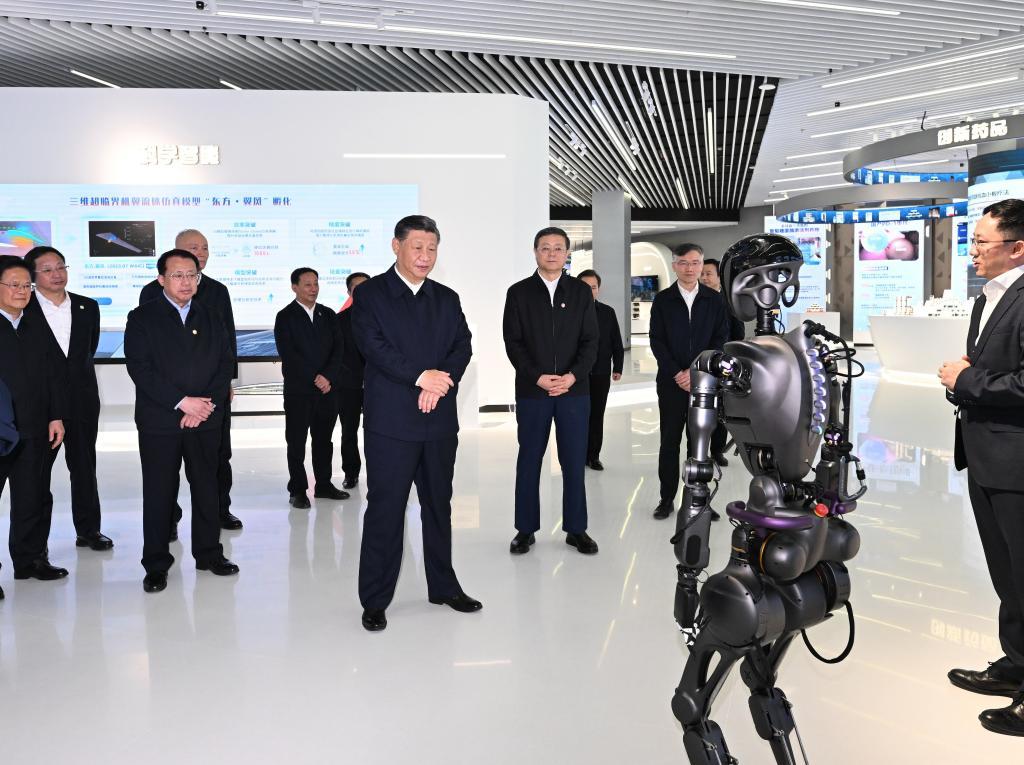 2023年11月28日下午，習近平在浦東新區(qū)張江科學城參觀上?？萍紕?chuàng)新成果展。新華社記者 謝環(huán)馳 攝
