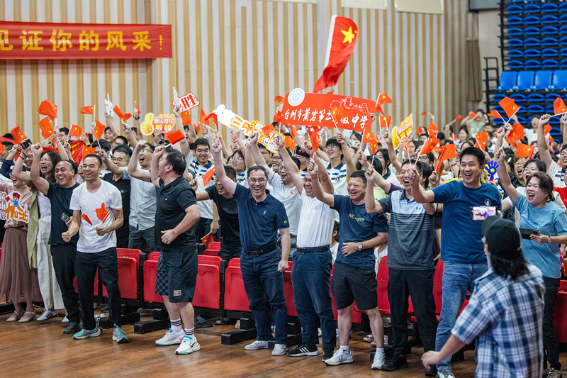 北京時間7月27日，2024年巴黎奧運會首個比賽日，在射擊10米氣步槍混合團(tuán)體比賽中，中國選手黃雨婷/盛李豪獲得金牌。圖為黃雨婷的母校師生們通過收看奧運直播的方式為她加油助威。