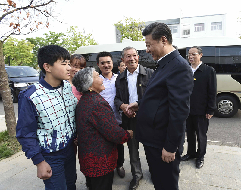 2016年4月25日，習(xí)近平在安徽省滁州市鳳陽縣小崗村看望當(dāng)年大包干帶頭人嚴(yán)金昌（右三）一家。