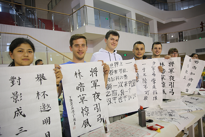 2017年6月5日，來自青島大學(xué)和中國石油大學(xué)（華東）的外國留學(xué)生在展示剛剛現(xiàn)場完成的書法作品。