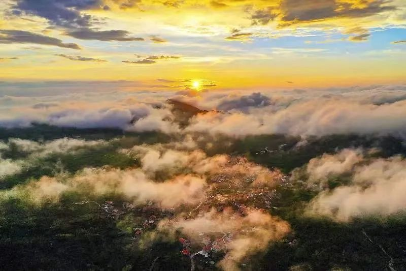 圖為云霧繚繞的軍營村，群山盡翠，紅瓦掩映。廈門市委宣傳部供圖