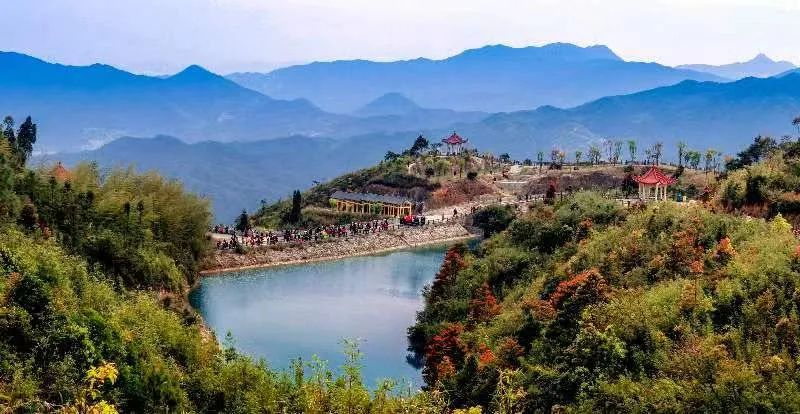 圖為游客們到軍營村七彩池欣賞美景。廈門市委宣傳部供圖
